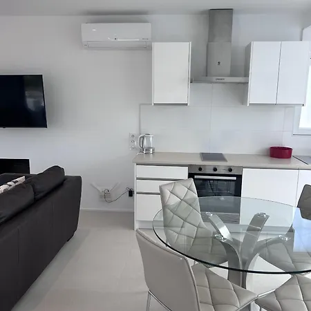 Modern 2 Bedroom Front - La Duquesa Апартаменты
