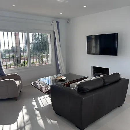 Modern 2 Bedroom Front - La Duquesa Манилва
